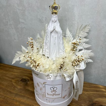 Arreglo de Flores Naturales Preservadas con escultura Nsra Aparecida