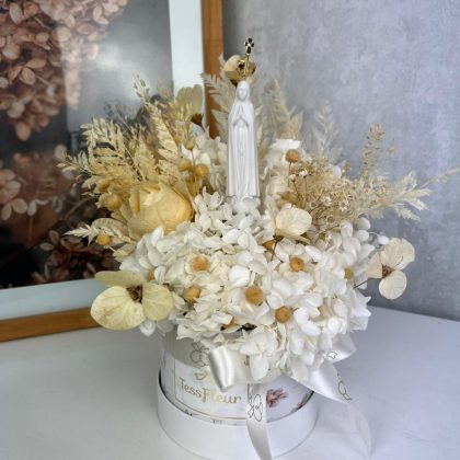 Arranjo Midi de Flores Naturais Preservadas com escultura Nsra de Fátima