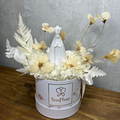 Arreglo Midi de Flores Naturales Preservadas con escultura Nsra Aparecida