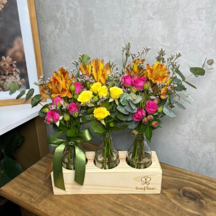Trio Garrafinhas com Flores em Suporte Madeira