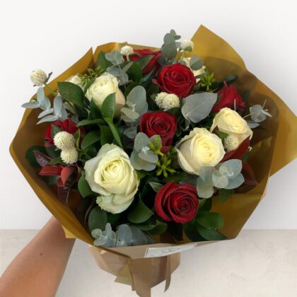 Buquê de Rosas Brancas e Vermelhas